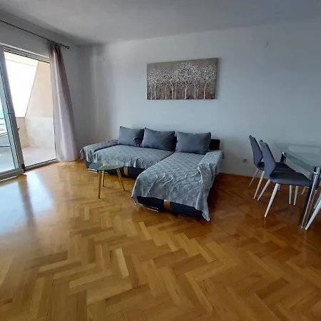 Lo Apartman *